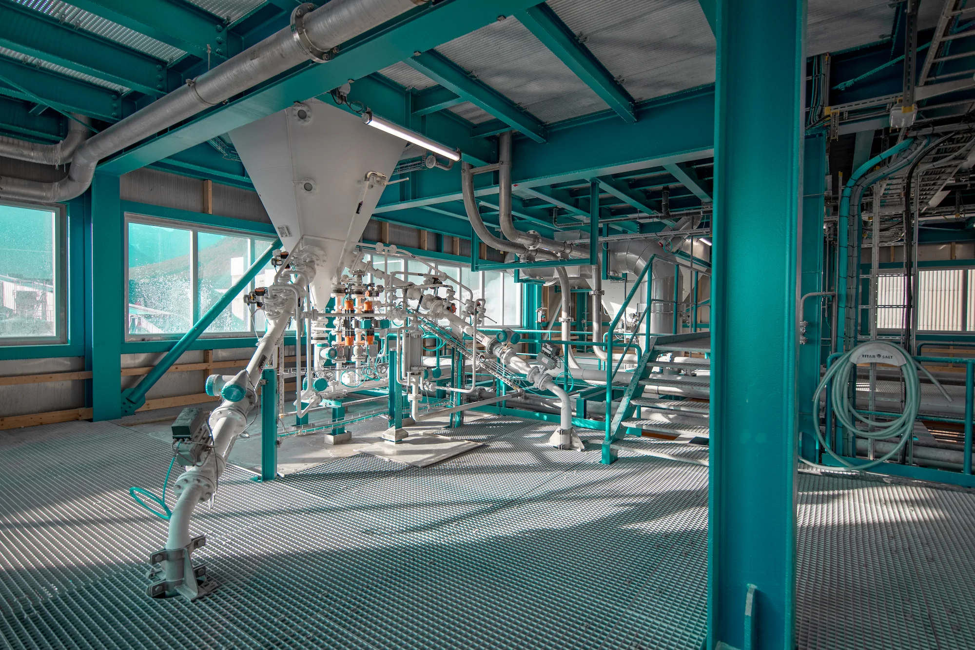 Integrated process equipment inside a Titan Salt installation